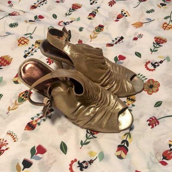 Vianni Collection gold heels. Size 10M.  Excellent condition. - Picture 2 of 4